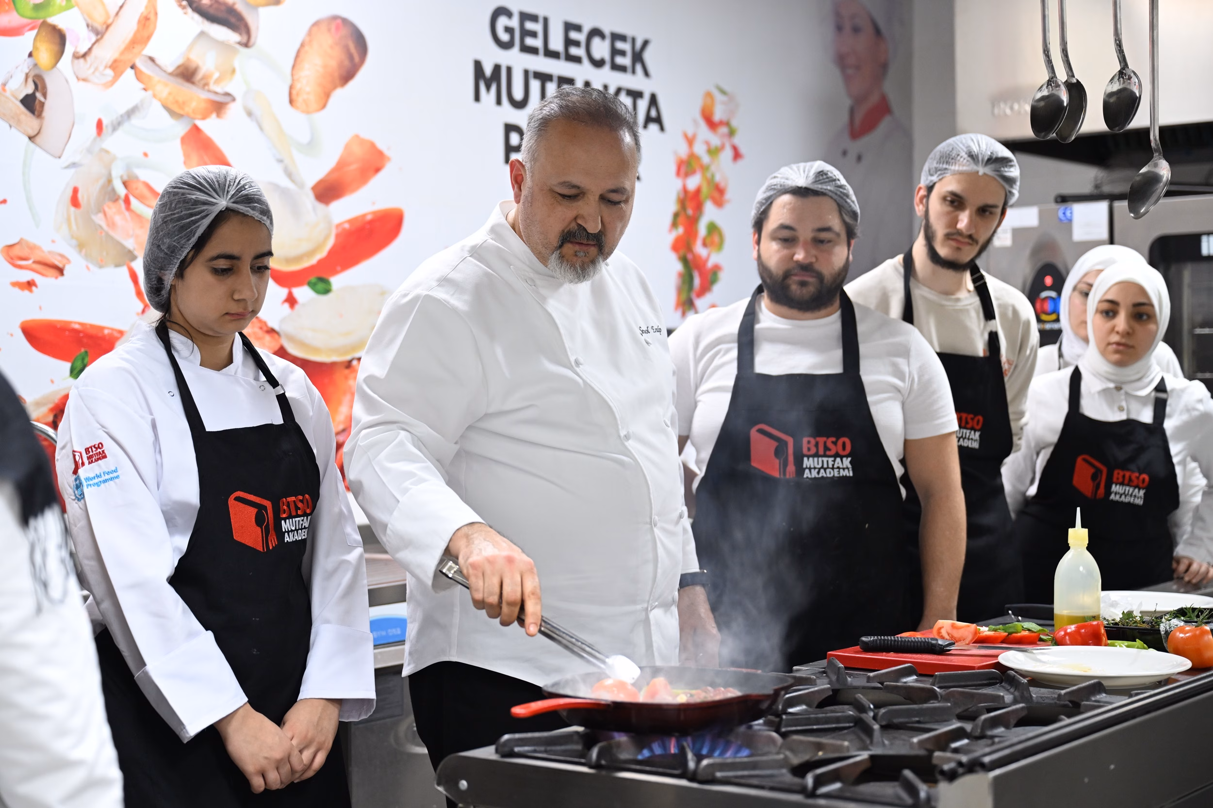 BTSO Mutfak Akademi, yiyecek-içecek sektörüne nitelikli insan kaynağı kazandırmanın yanı