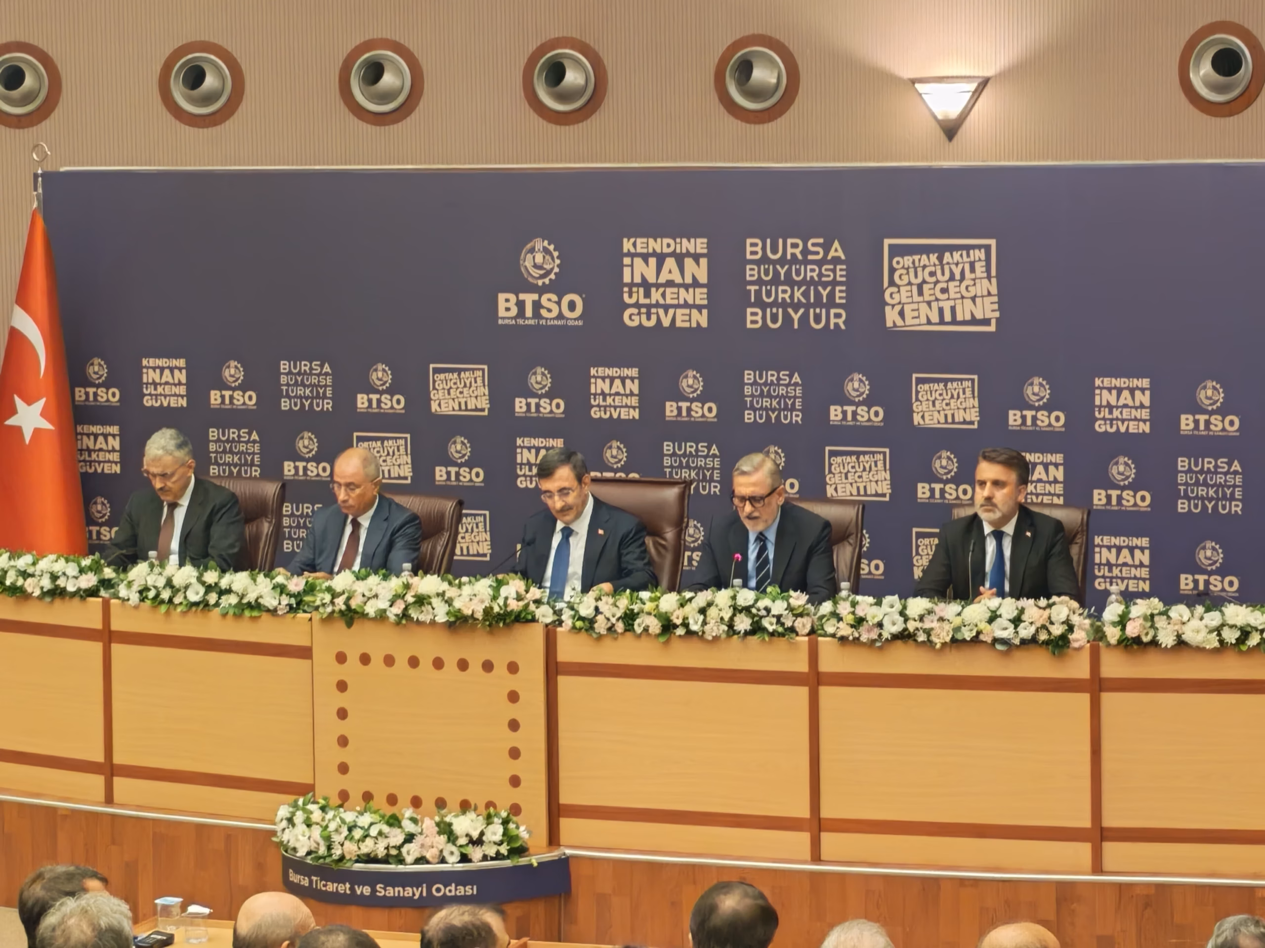Cumhurbaşkanı Yardımcısı Cevdet Yılmaz, Bursa iş dünyasıyla buluşmasında Türkiye ekonomisine