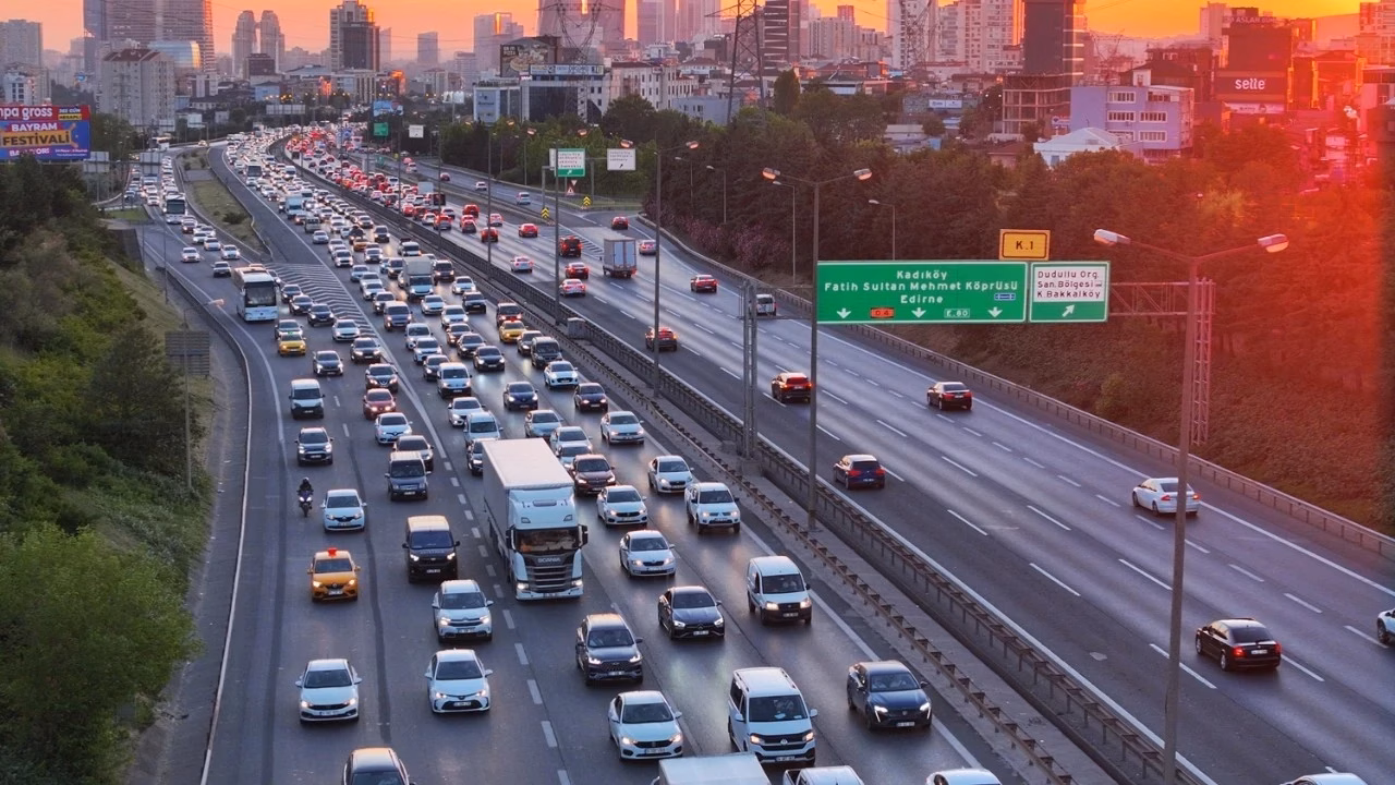 Türkiye'de ağustos ayında 171 bin 887 taşıtın trafiğe kaydı yapıldı.