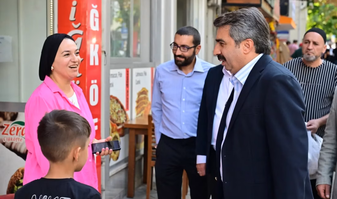 Yıldırım Belediye Başkanı Oktay Yılmaz, Kurtuluş Caddesi'nde esnafı ziyaret ederek