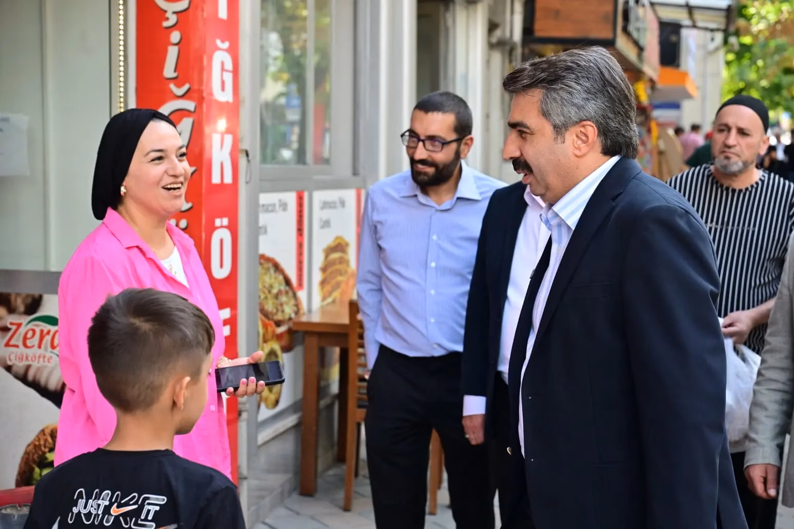 Yıldırım Belediye Başkanı Oktay Yılmaz, Kurtuluş Caddesi'nde esnafı ziyaret ederek