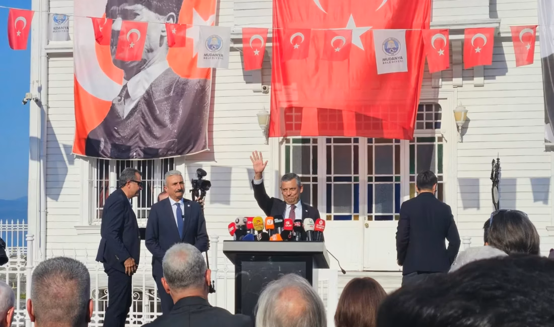 Yeni Parti Genel Başkanı Özgür Özel, Bursa’da üzüm üreticileriyle buluşmasında
